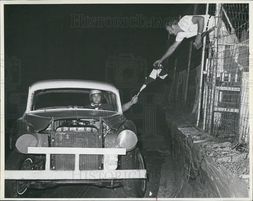 1970 Press Photo Lester Stone Takes Checkered Flag from Starter Race - Historic Images