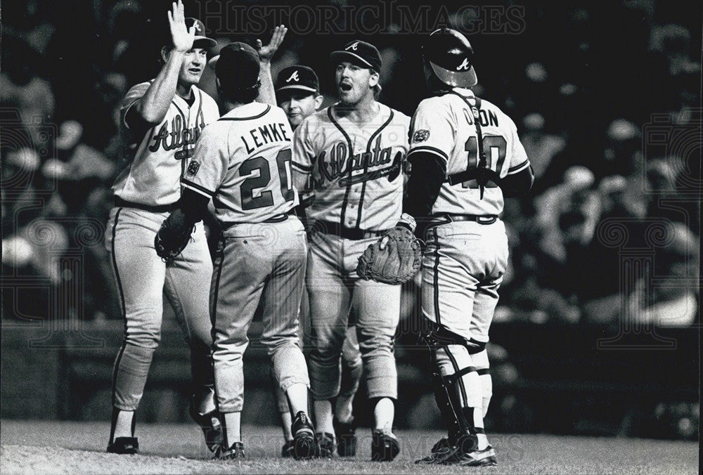 1990 Press Photo Braves Pitcher Joe Boever with Teammates at Wrigley Field - Historic Images