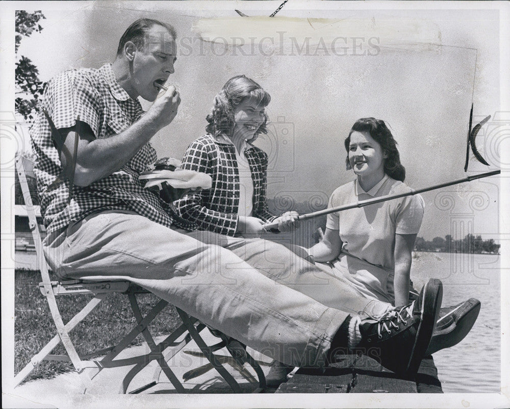 1958 Press Photo Detroit Tigers&#39; Gus Zernial with Susan and Gladys Zernial - Historic Images