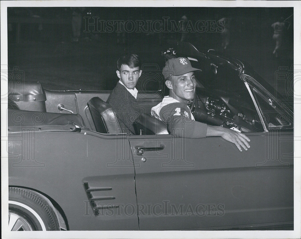 1975 Press Photo 2 guys in a Mustang convertable - Historic Images