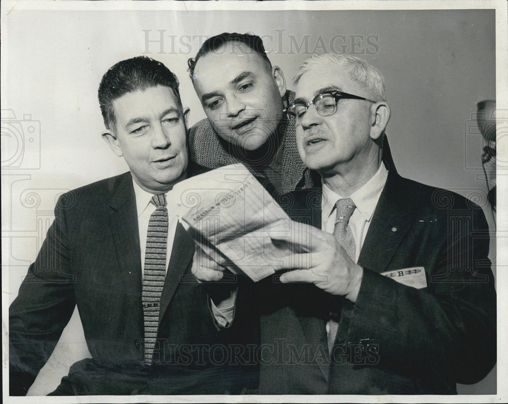 1960 Press Photo C.O. Brown (R) pres. of American Amateur Baseball Congress - Historic Images