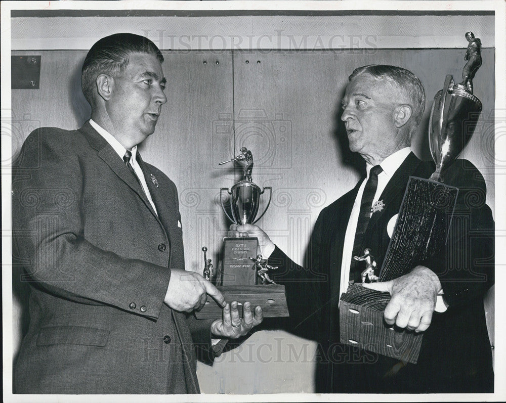 1955 Press Photo George Wyse Super of King Co. Parks &amp; Rec. Dept accept trophies - Historic Images
