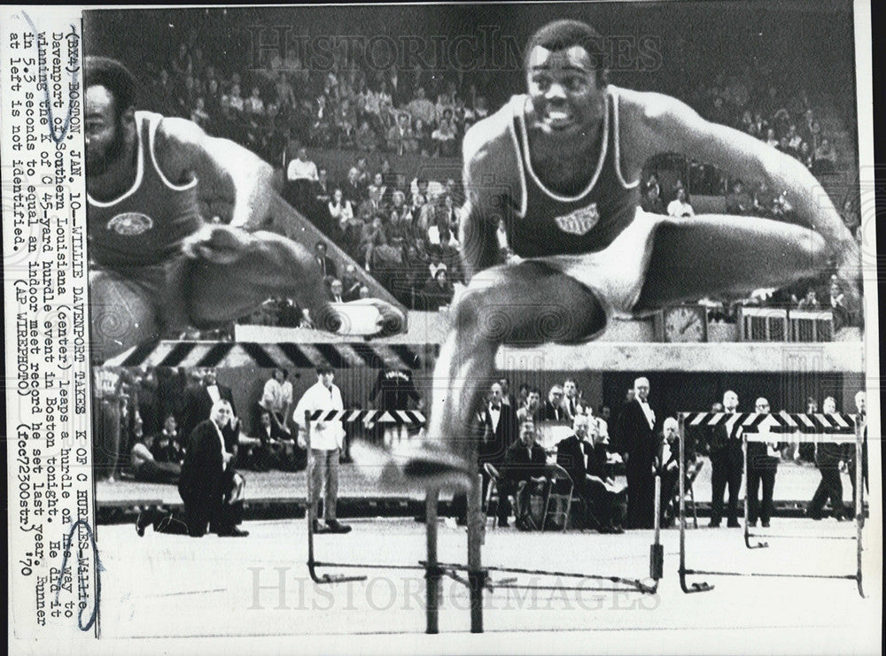 1970 Press Photo Willie Davenport takes K of C hurdles in Boston - Historic Images