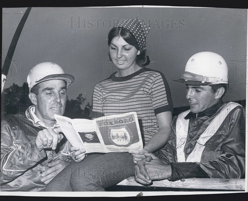 1967 Press Photo Dad Jim Hogan with Kathy, Johnny, Bay State Raceway - Historic Images