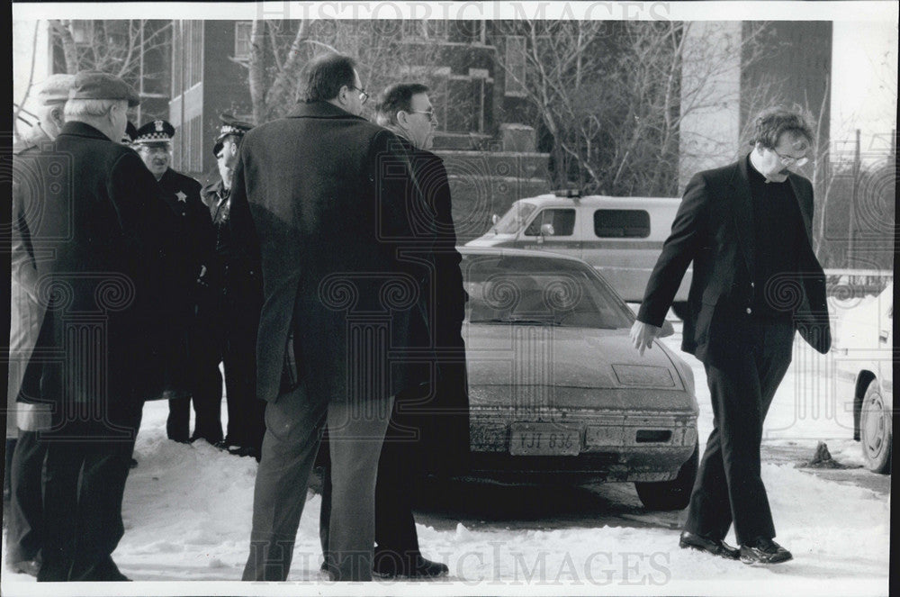 1991 Press Photo Police Chaplain Nangle Leaves Scene Where officer was Shot - Historic Images