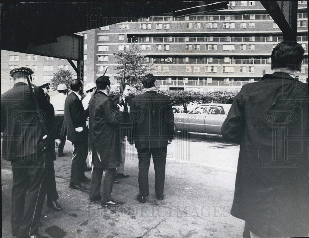 1969 Press Photo Police Under L Tracks Near Sniper Shooting - Historic Images