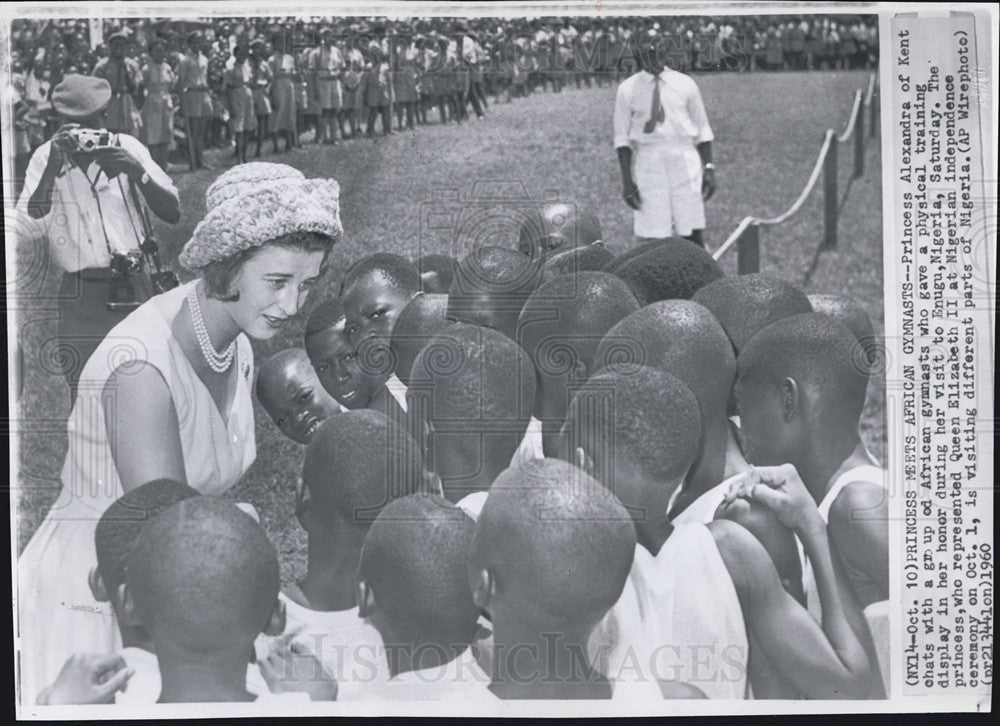 1960 Press Photo Princess Alexandra of Kent and African Gymnasts, Enugu, Nigeria - Historic Images