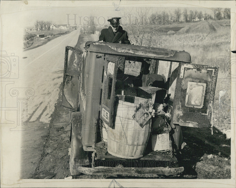 1948 Press Photo Deputy Sheriff Tom Henaghn Investigates Stolen Mail Truck - Historic Images