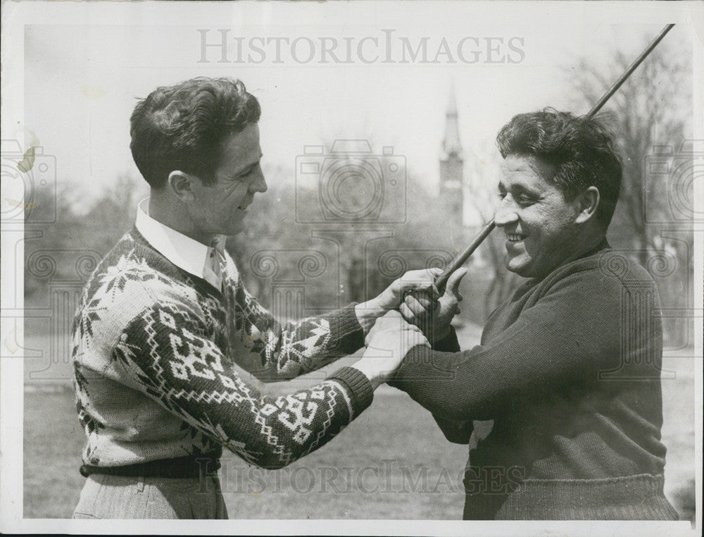 1947 Press Photo Bill Driscoll shows Sal Zabbo how to hold the club - Historic Images