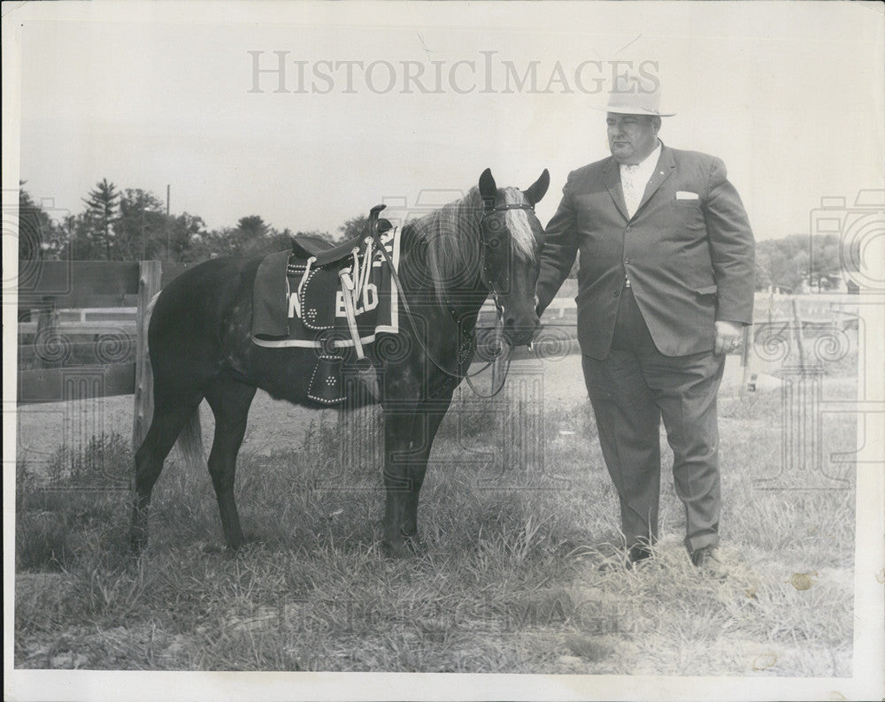 1964 Press Photo Frank Drinkwater with prize pony &quot;Beatles&quot; - Historic Images