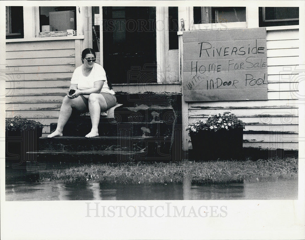 1986 Press Photo Adele Dixon takes lighthearted approach to flooding in Gurnee - Historic Images