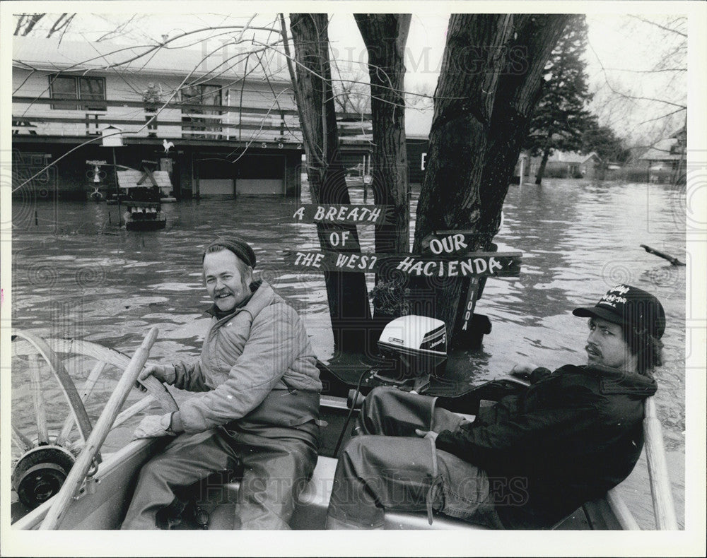 1985 Press Photo Jim Nau &amp; Terry Quick on a rowboat due to floods - Historic Images