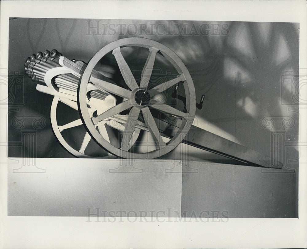 1954 Press Photo Model of Leonardo da Vinci&#39;s Ten-Barrel Machine Gun - Historic Images