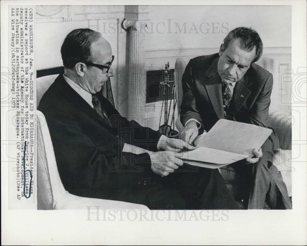 1973 Press Photo Pres. Nixon received report from Maurice J. Williams Deputy - Historic Images