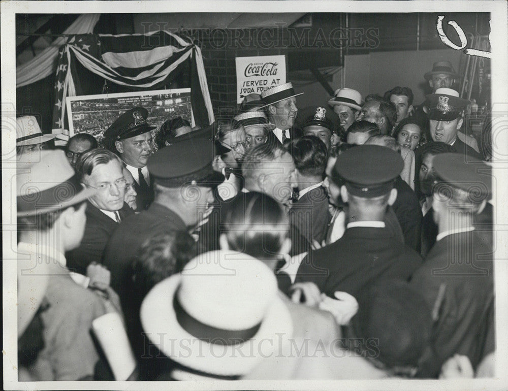 Undated Press Photo Crowd gathering - Historic Images