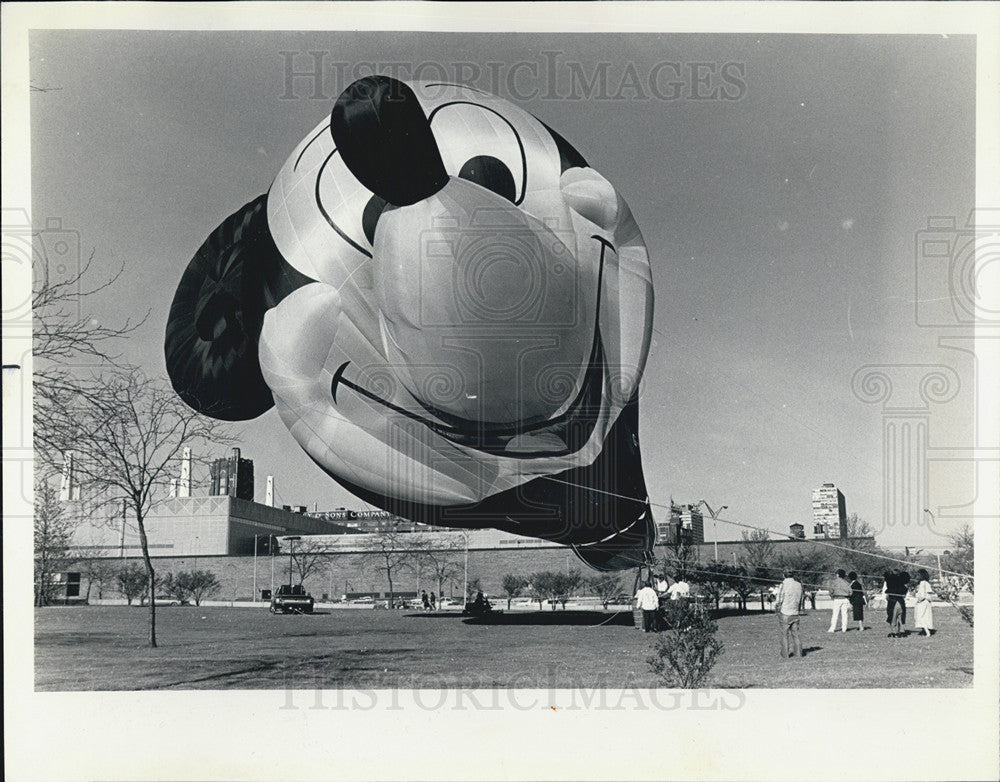 1987 Press Photo Attempting to Inflate Mickey Mouse Balloon - Historic Images