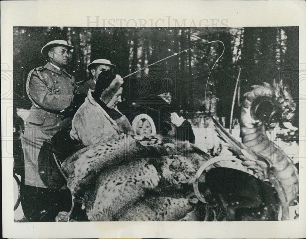 1940 Press Photo Dutch Royalty Sleigh Ride Queen Wilhelmina, Princess Juliana - Historic Images