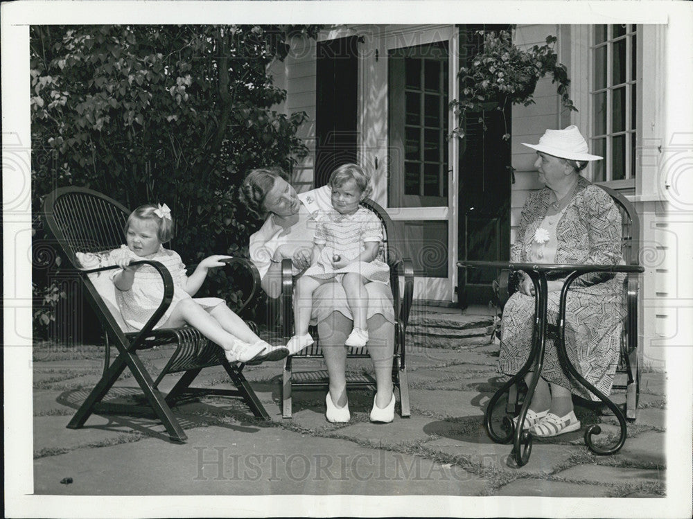 1942 Press Photo Queen Wilhelmina, Princess Juliana Dutch Royalty - Historic Images