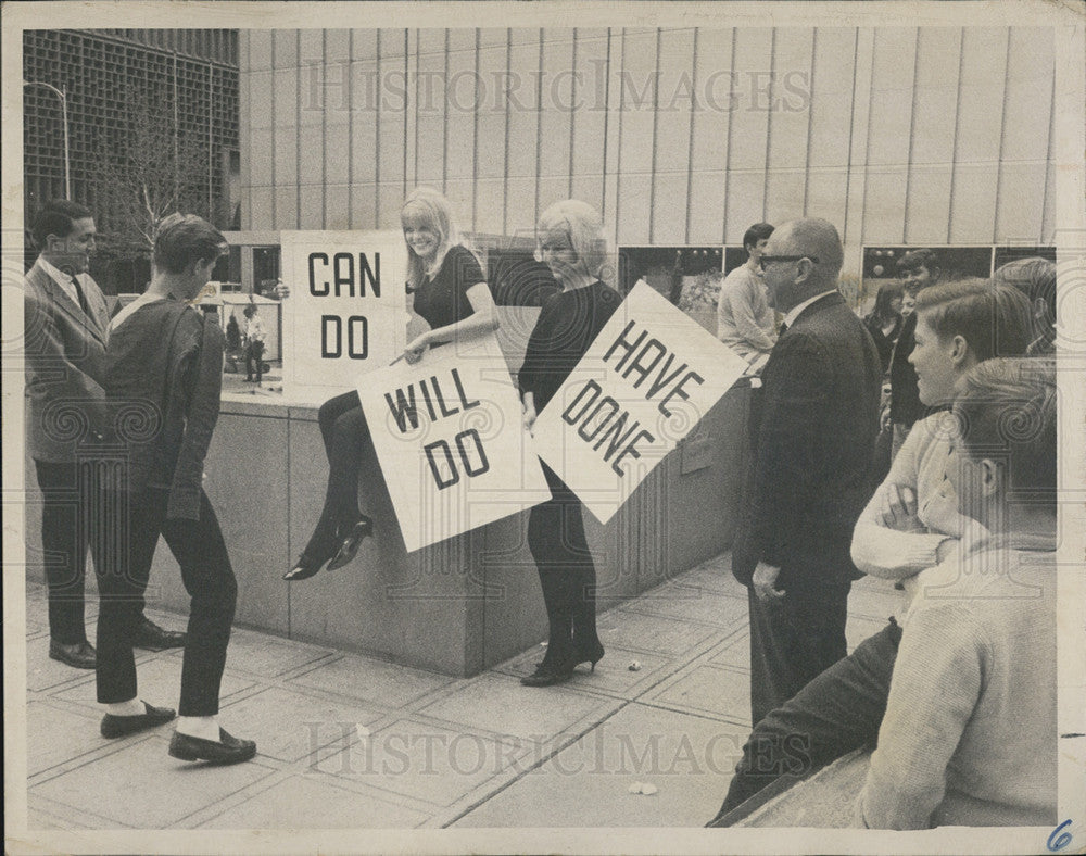 1967 Press Photo Finnel Dodson Models to Promote &quot;DOERS&quot; Slogan in Denver - Historic Images