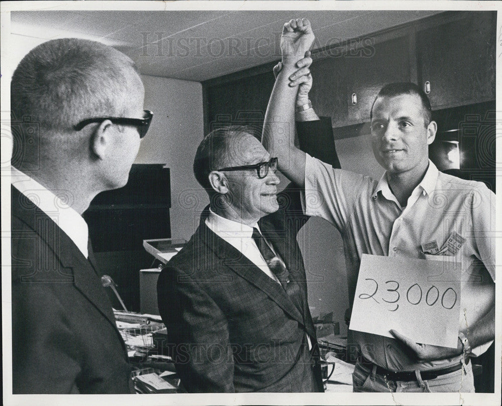1967 Press Photo Denver Broncos ticket manager Earl Hartman and Casey Jones - Historic Images