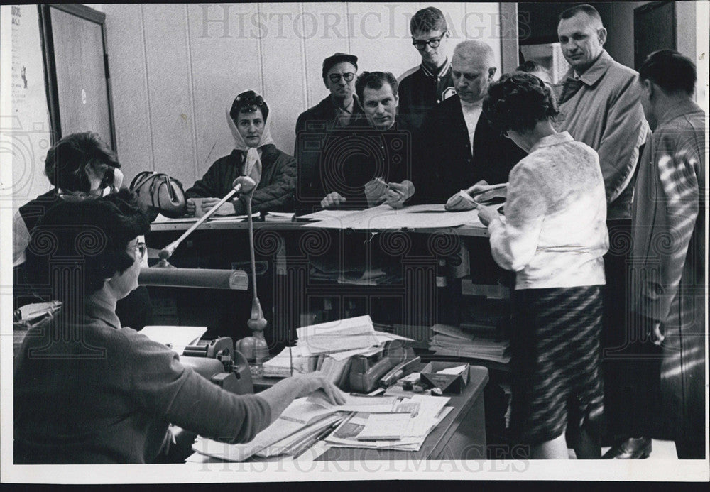 1966 Press Photo Denver Bronco&#39;s ticket buyers - Historic Images