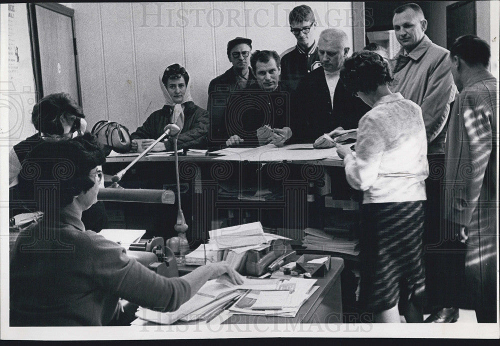 1966 Press Photo Denver Bronco's ticket buyers - Historic Images
