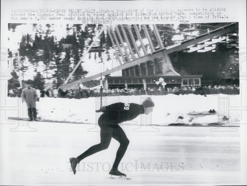 1960 Press Photo Viktor Kosichkin of Russia Gliding Around Olympic Arena - Historic Images