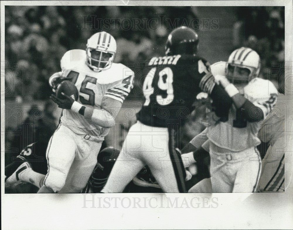 1980 Press Photo Oilers&#39; Tom Wilson ruins by Bears&#39; Dave Becker - Historic Images