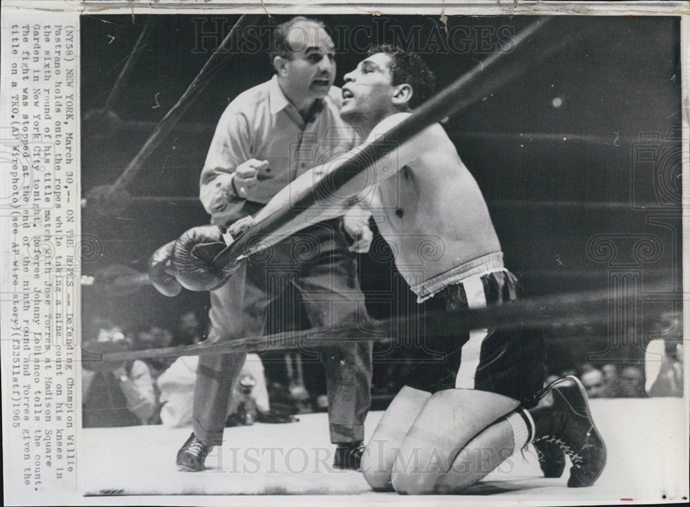 1965 Press Photo Defending Champion Willie Pastrano with referee Johnny LoBianco - Historic Images