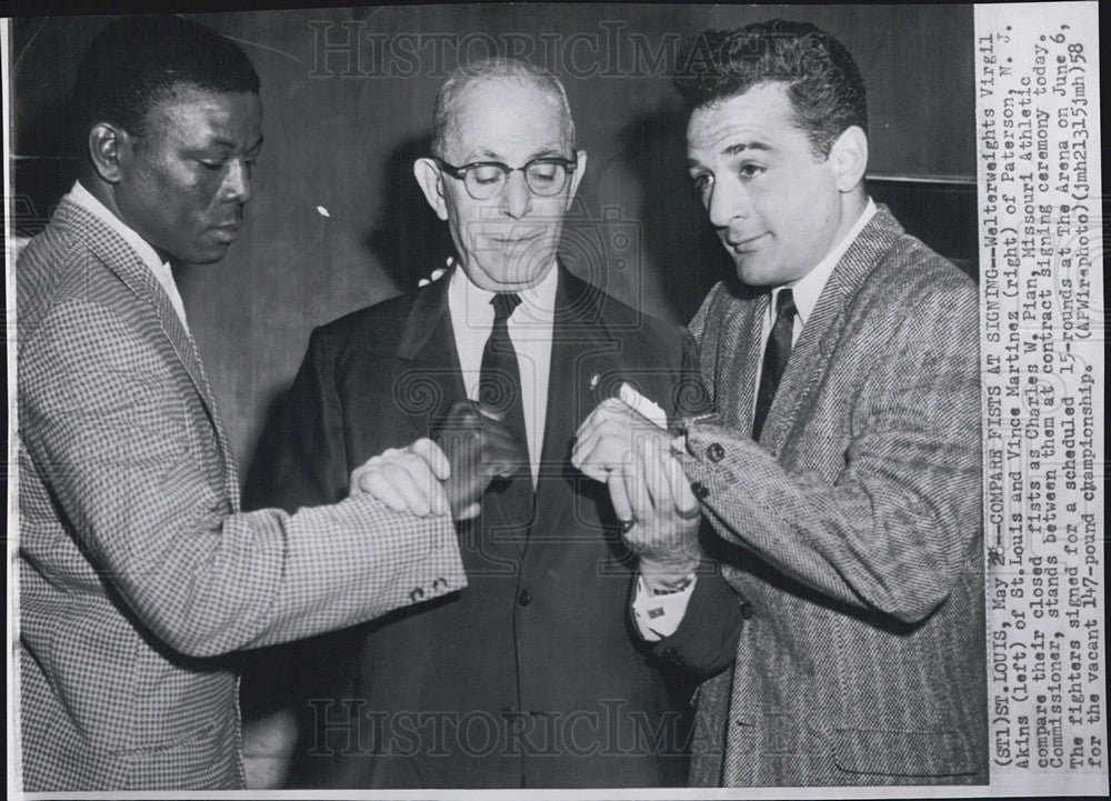 1958 Press Photo Walterweights Virgil Akins and Vince Martinez with Charles Pian - Historic Images