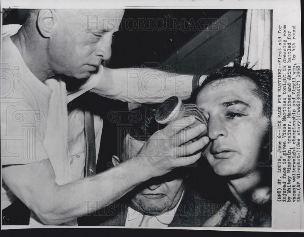 1958 Press Photo Welterweight Vince Martinez Receiving First Aid - Historic Images