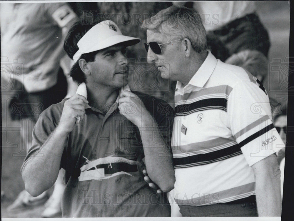 1991 Press Photo Fred Couples Talks with an Official after Putting on #15 - Historic Images