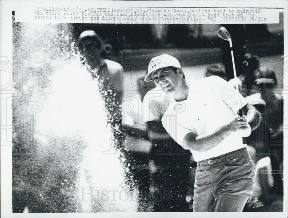 1971 Press Photo Charles Cody Clearing Sand Trap During Fourth of Masters - Historic Images