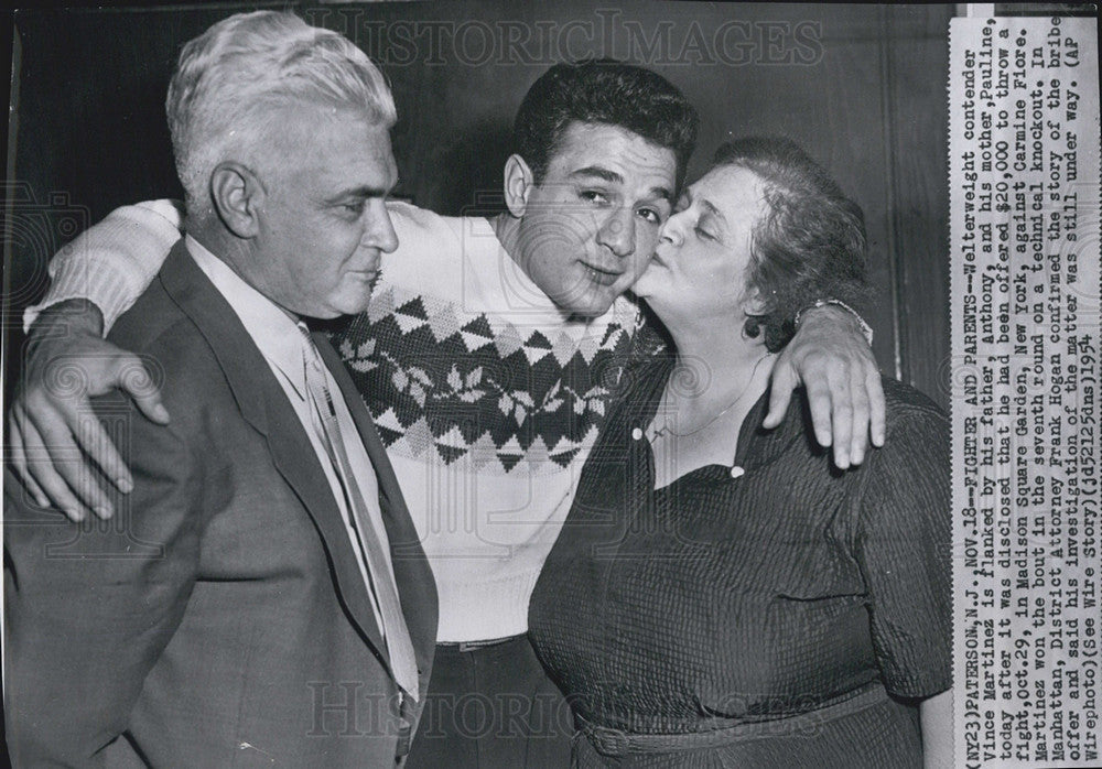 1954 Press Photo Welterweight Contender Vince Martinez with Father and Mother - Historic Images