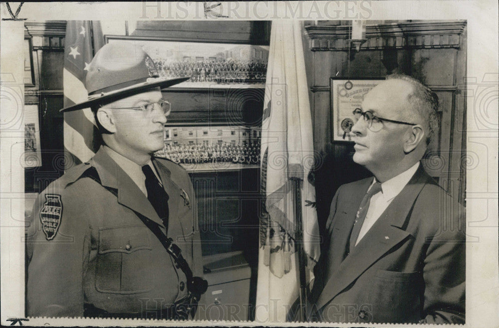 1954 Press Photo Patrolman Clarence Swain of Springfield in New Uniform Hat - Historic Images