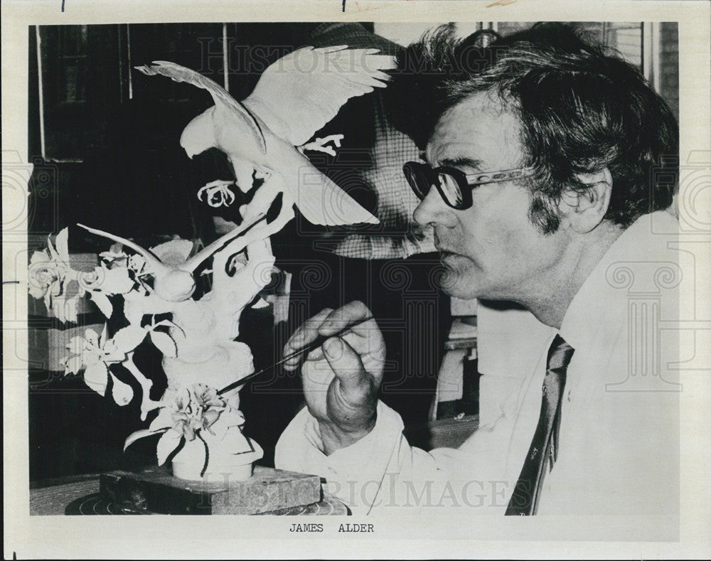 1978 Press Photo Royal Worcester Ceramic Bird Sculptor James Alder - Historic Images