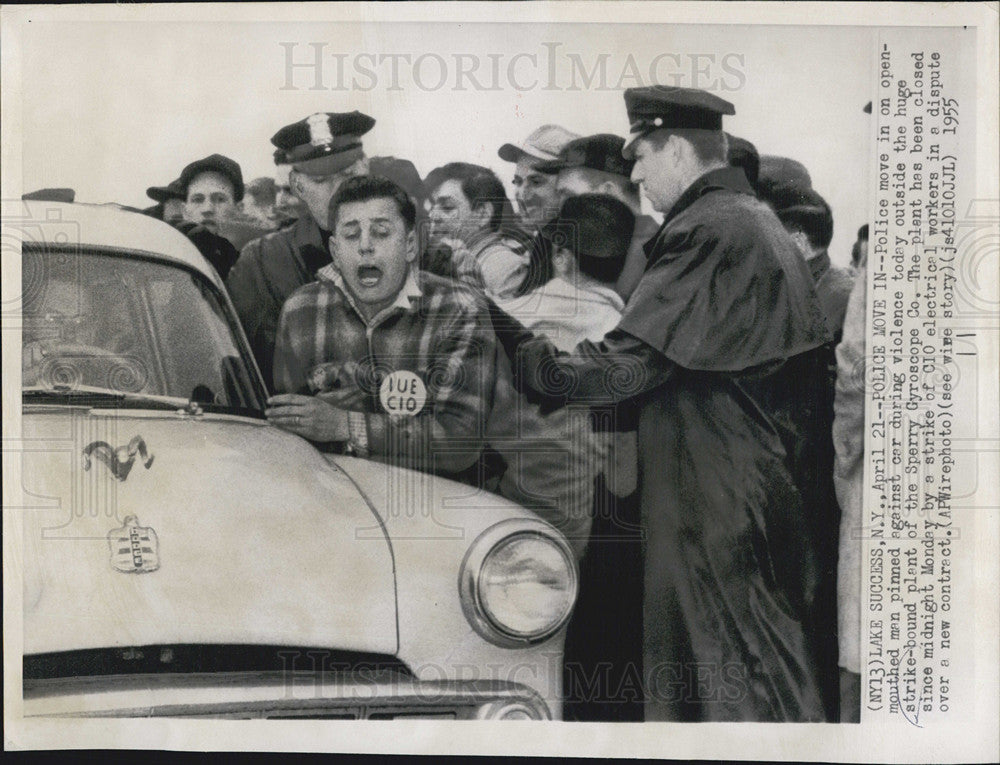 1955 Press Photo Strike Outside Plant of Sperry Gyroscope Company - Historic Images