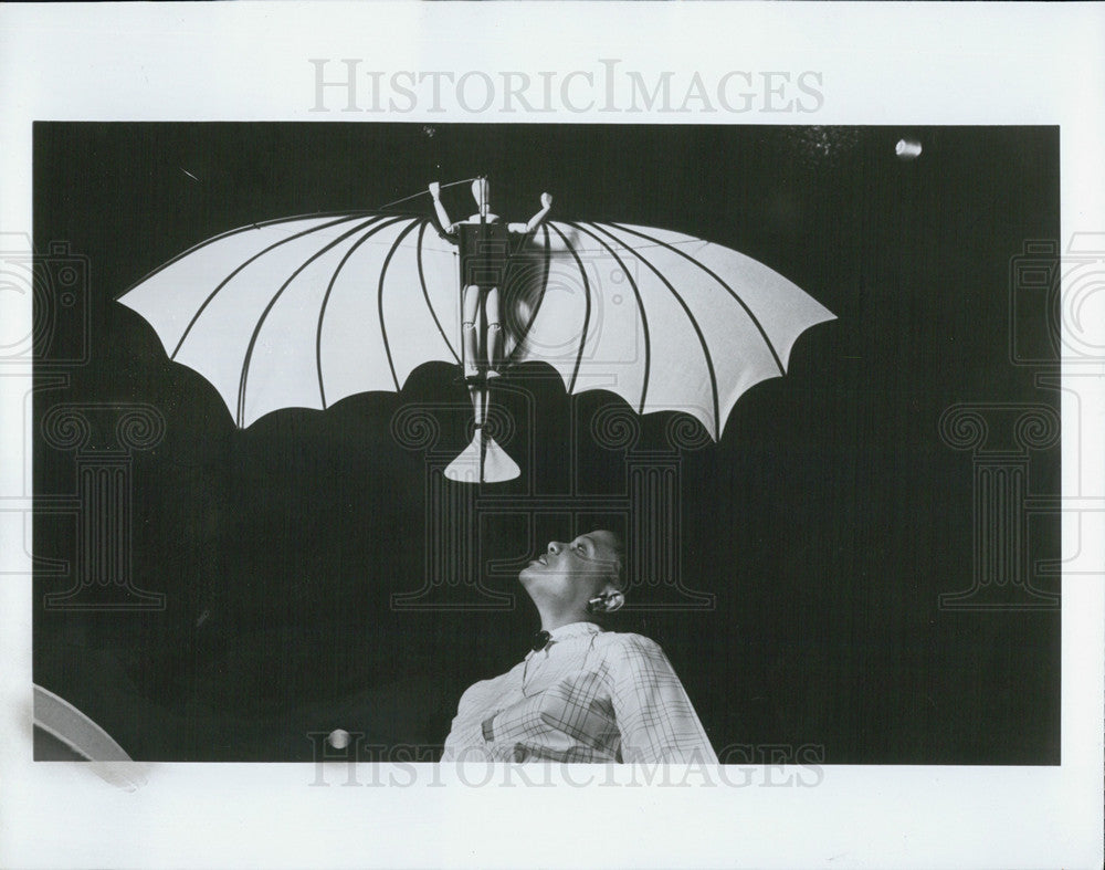 1987 Press Photo Flying Machine Designed by Leonardo da Vinci at IBM Building - Historic Images