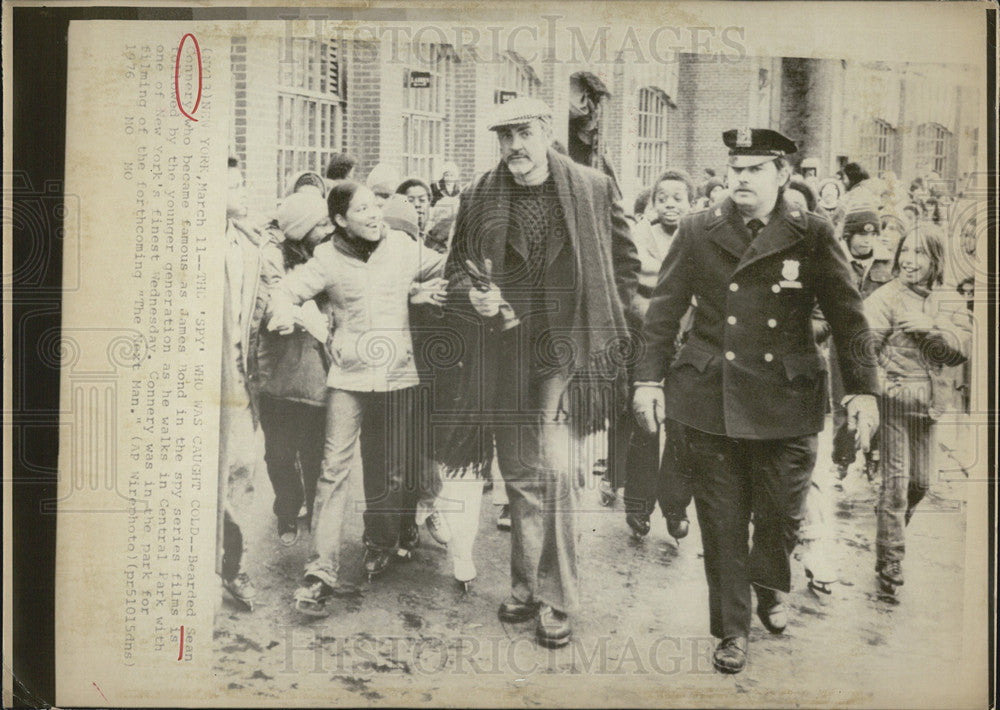 1976 Press Photo Sean Connery in Central Park with New York Policeman - Historic Images