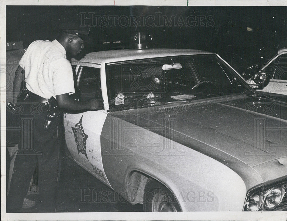 1967 Press Photo Officer John Coleman of Grand Crossing Station - Historic Images