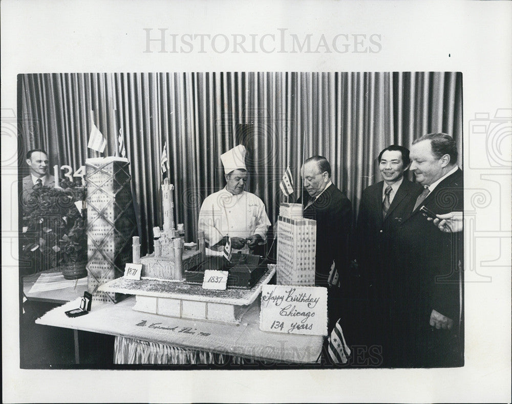 1971 Press Photo Cake Symbolizing Chicago Landmarks and Mayor Daley - Historic Images