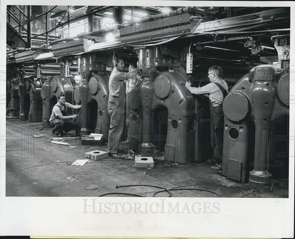 1930 Press Photo Workers Wire Presses At Chicago Sun Time Newspaper Building - Historic Images