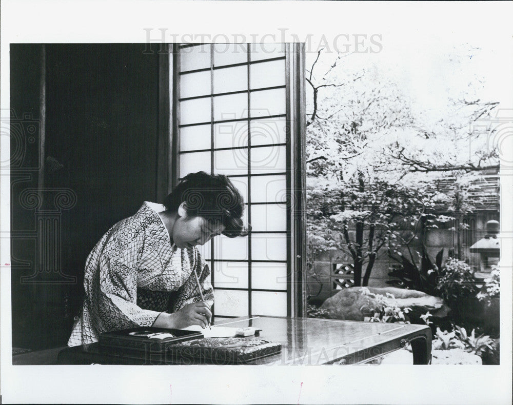 1984 Press Photo Woman Demonstrates Ancient Art Of Japanese Calligraphy - Historic Images