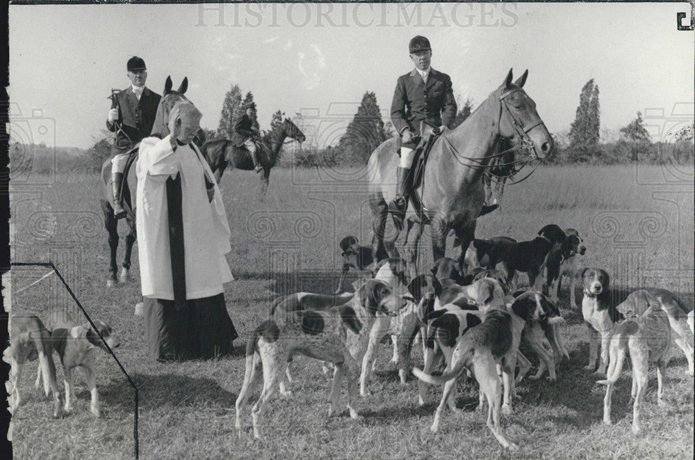 1932 Press Photo Dean George Carl Fitch Blesses Hounds Capital Riding Hunt Club - Historic Images