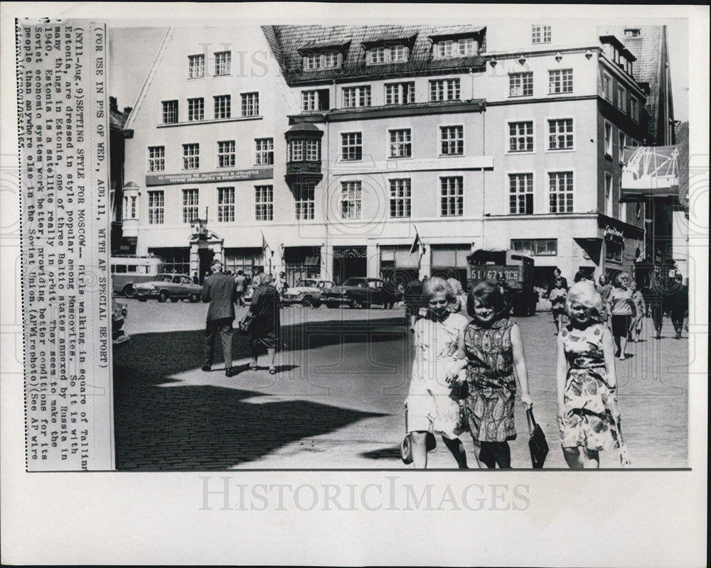 1965 Press Photo  Girls walking in Moscow, showing fashion. - Historic Images