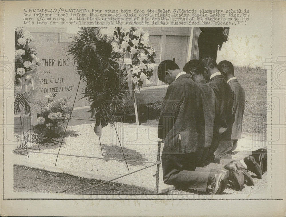 1969 Press Photo Helen S. Edwards School Students At Martin Luther King Memorial - Historic Images