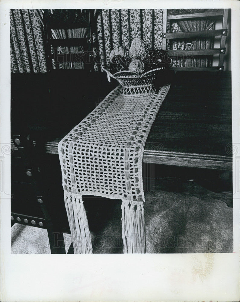 1971 Press Photo Crochet Table Runner - Historic Images