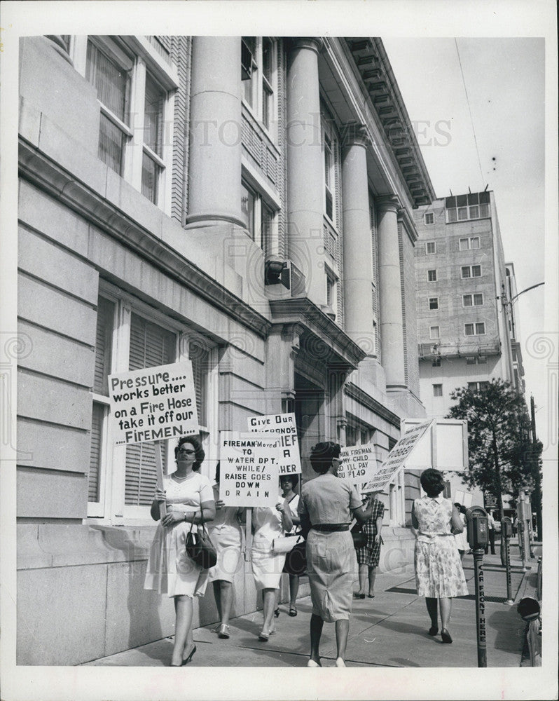 1966 Press Photo Tampa Firemen Wives Picketing City Hall - Historic Images