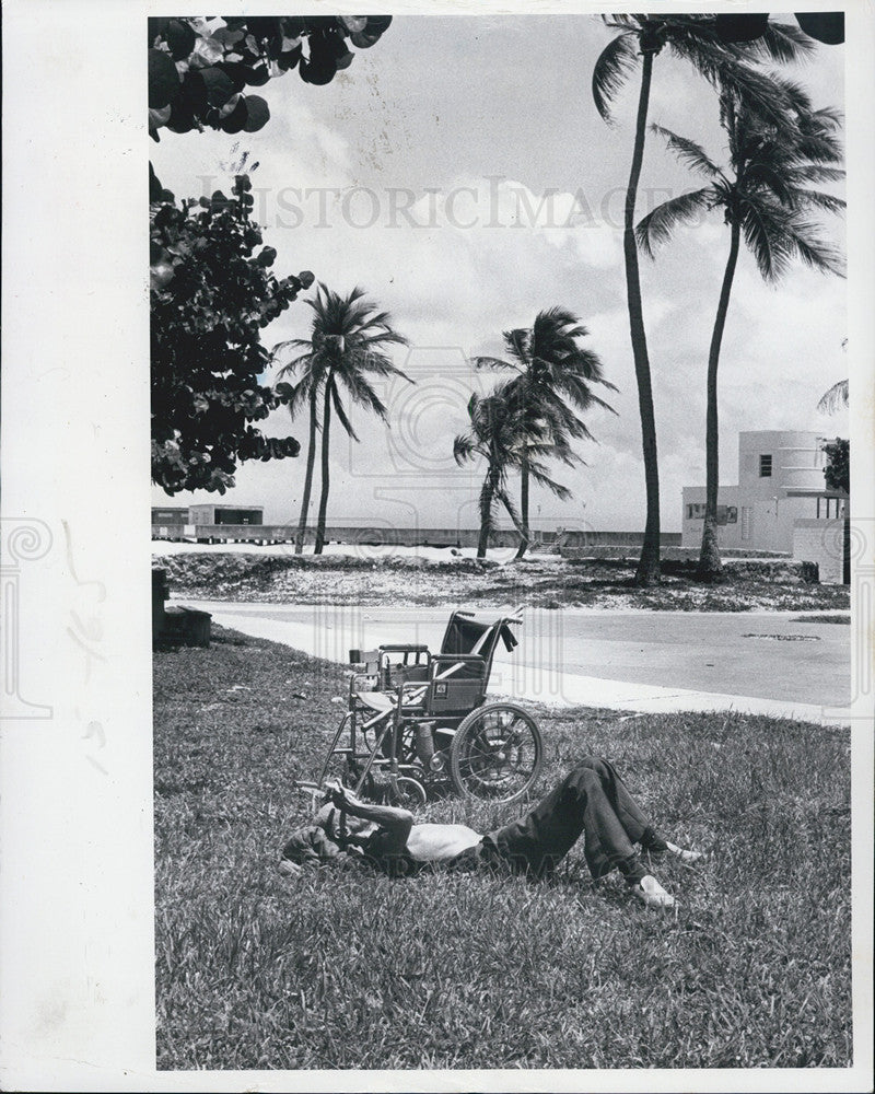 1983 Press Photo Crippled Man Alan Hepworth Laying On South Beach Miami - Historic Images