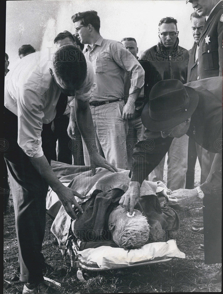 1962 Press Photo Rev Peter Meegan Administers Last Rites To Harry Stebner - Historic Images